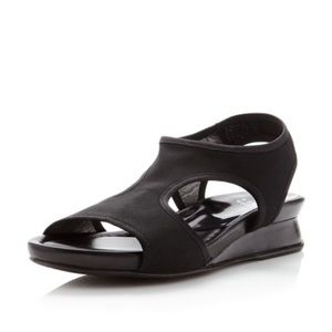 Stuart Weitzman sandals. 6.5. Fits more 7-7.5